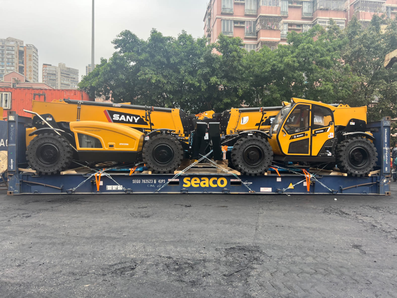 Project cargo loaded on flat rack container